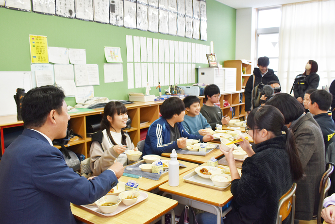 市長と児童たちが給食を食べる様子