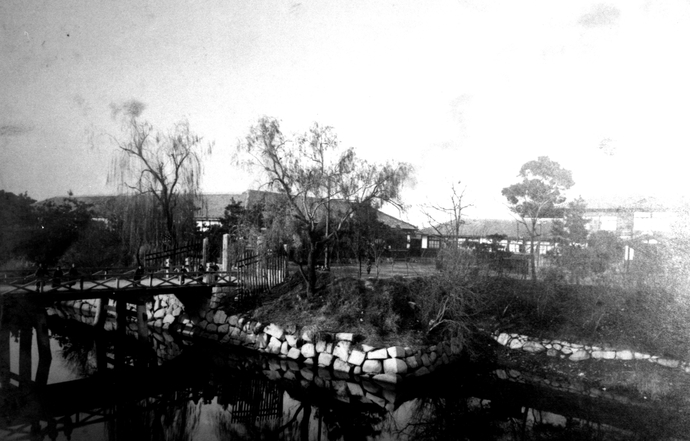 旧尼崎城内堀と本丸内の尼崎第一尋常小学校『御大典記念尼崎写真帖』(1915年発行)