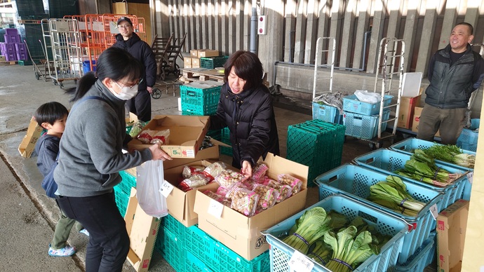 野菜の仕入れ体験をしている様子