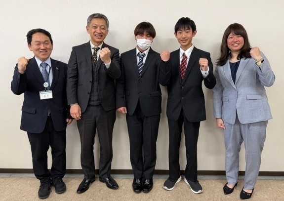 教育長へ表敬訪問している様子