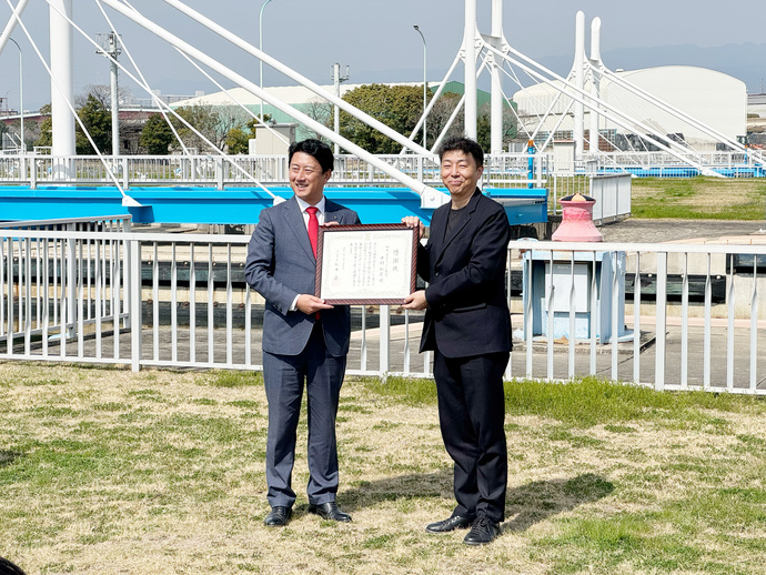 松持市長が中村監督に感謝状を贈呈する様子