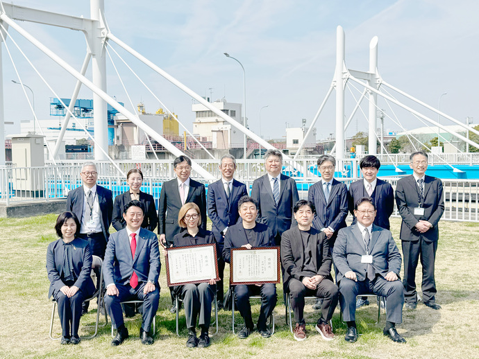 市長や監督と関係者の集合写真