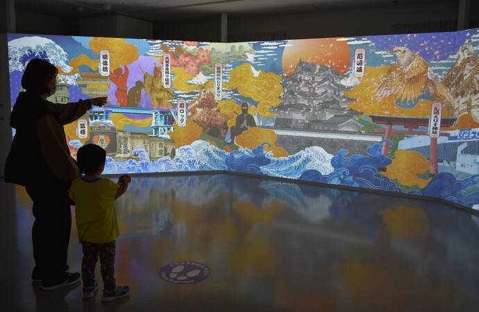 親子でスクリーンを視聴している写真