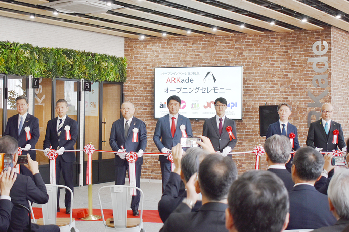 ARKadeオープニングセレモニーのテープカットの様子