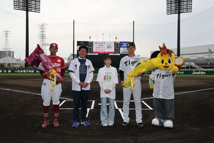 市長、福留光帆さん、選手、コラッキーの集合写真