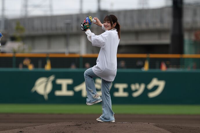 福留光帆さん始球式の様子