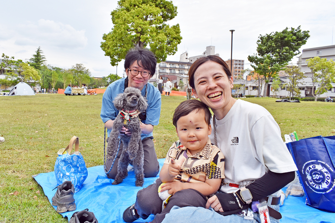 大物公園でくつろぐ家族