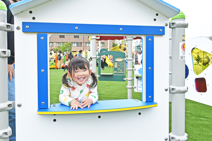 公園で笑顔の女の子