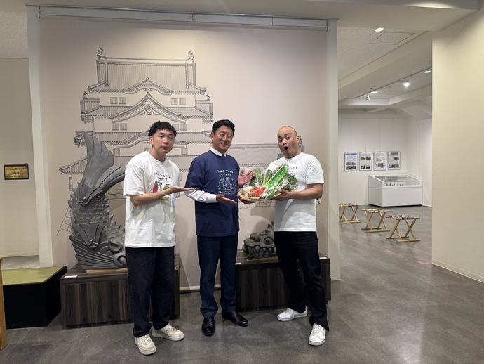 「兵庫県住みます芸人」モンスーンのお2人と松本市長の集合写真