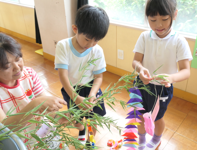 子どもたちが笹を飾り付ける様子