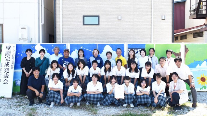 大庄中学校美術部と関係者の皆さんの写真