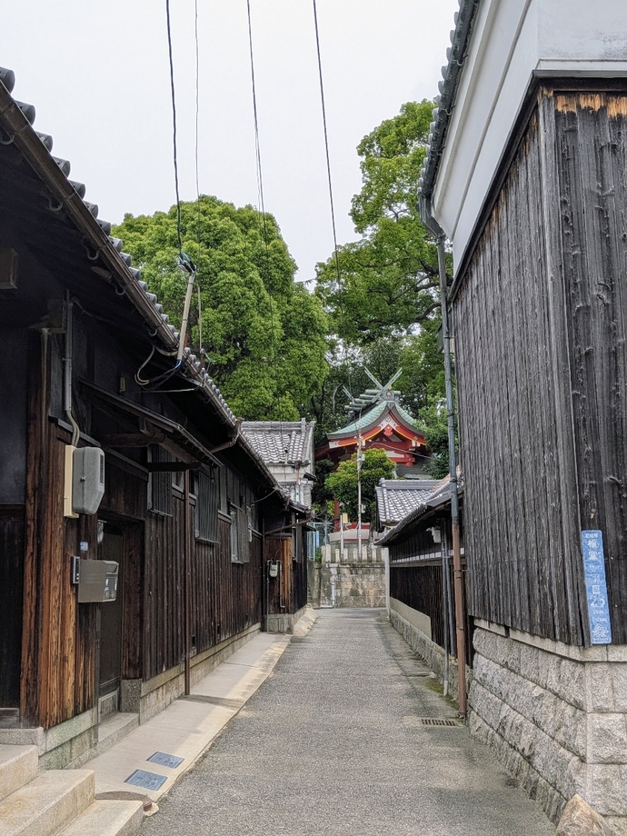 椎堂の船板塀の美しい街並み