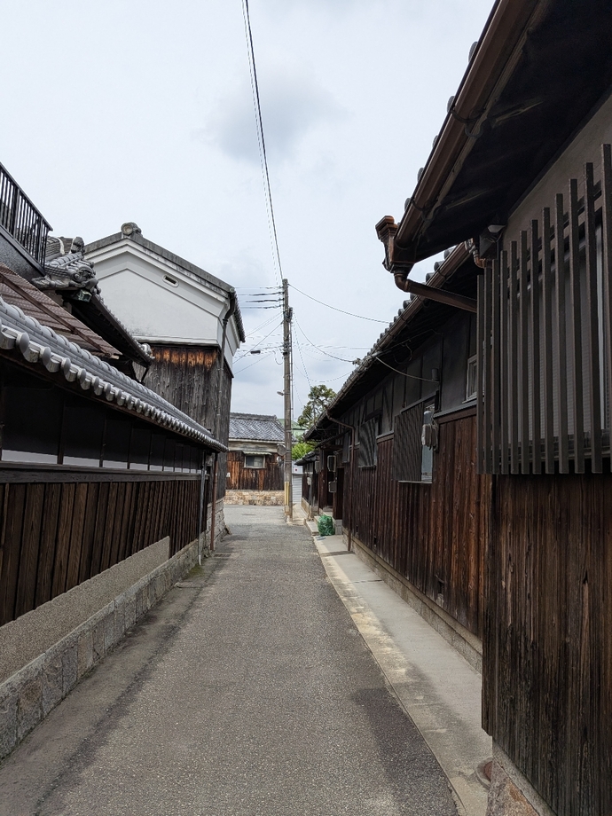椎堂の船板塀の美しい街並み