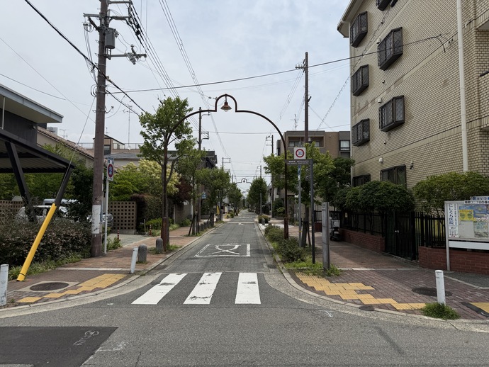 阪急塚口駅南側からピッコロシアターに抜ける道（区画1号植松北道線）沿道
