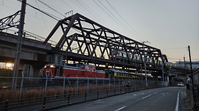 JR尼崎駅西側で交差する鉄橋（潮江5丁目）